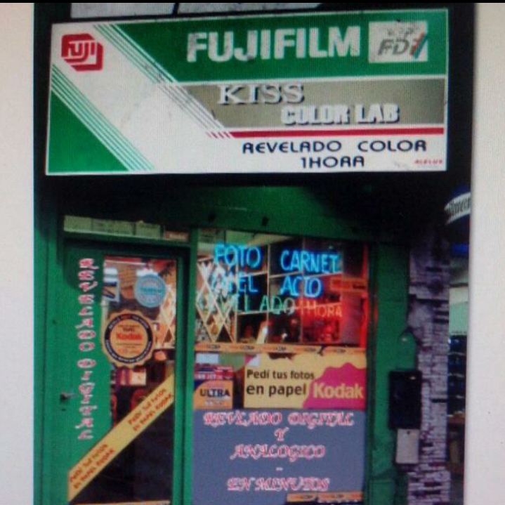 Vidriera de Kiss Color Lab con cartel Fujifilm